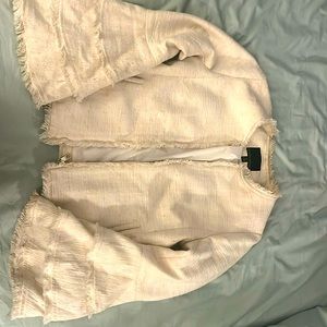 Long sleeve
Ruffles
Jacket
Solid
Fringe & Frayed edges gently worn